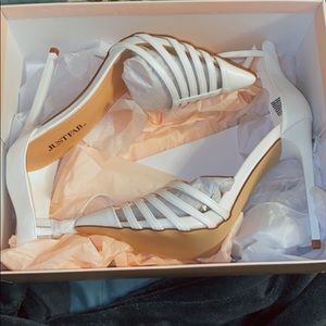 JustFab white “lead the way” pumps never been worn